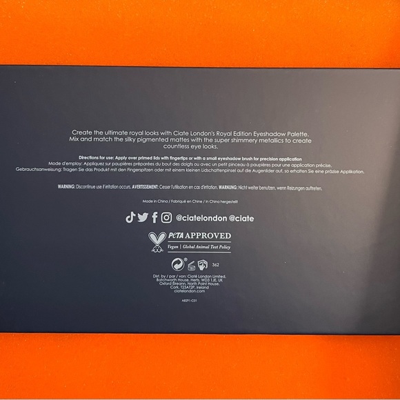 ROYAL Edition Eyeshadow Palette Exclusive 24-Piece Eyeshadow Palette - Picture 3 of 4